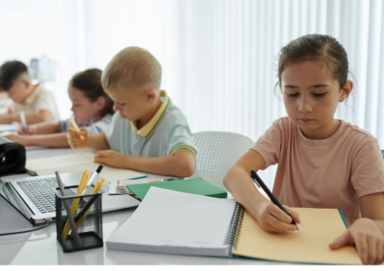 How to Start a Homeschool Co-op (And Choose the Right Curriculum for It)