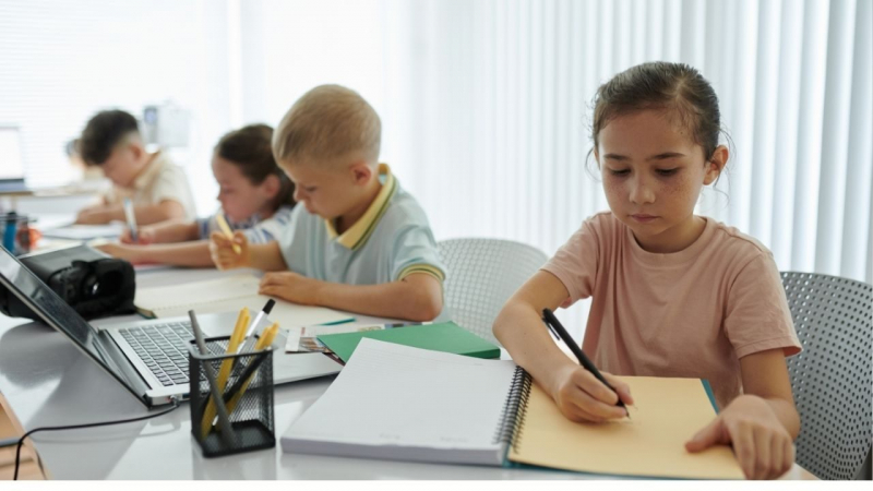 How to Start a Homeschool Co-op (And Choose the Right Curriculum for It)